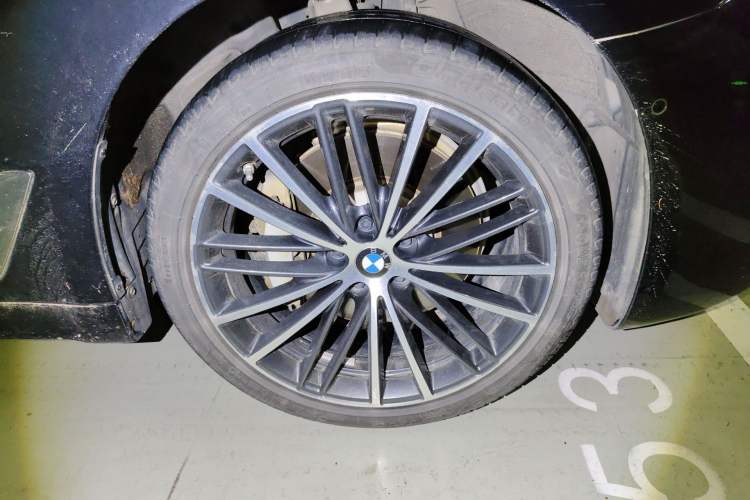 Used BMW 5 Series 2022 Restyled 530Li Leading Edition M Sport Package Right Front Wheel Hub