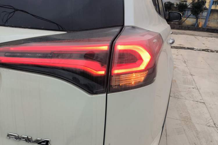 Used Toyota RAV4 2016 2.0L CVT Two-Wheel Drive Fashion Edition China V Standard