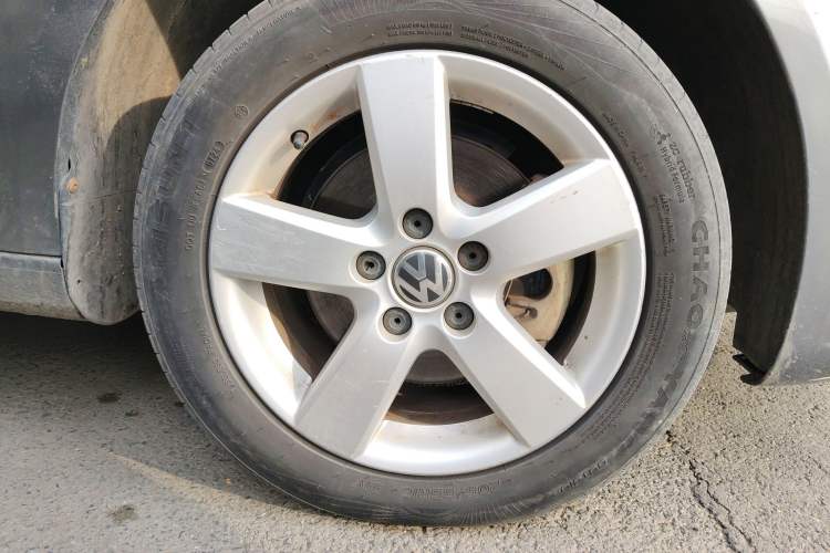 Used Volkswagen Touran 2011 1.4T DSG Zhiya Edition 5 Seats Right Front Wheel Hub