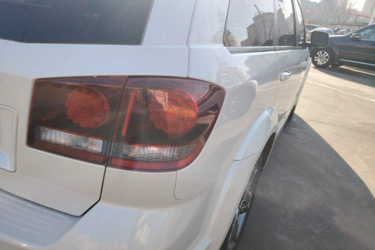 Used Dodge Journey 2016 2.4L Two-Wheel-Drive Touring Edition Right Rear Taillight