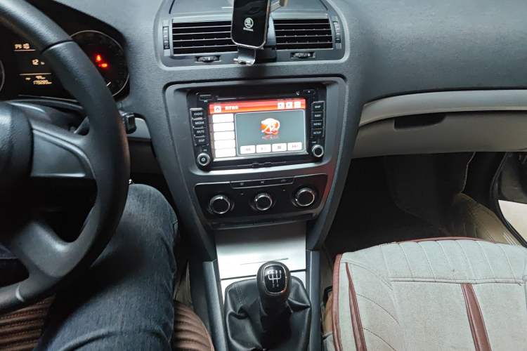 Used Skoda Octavia 2015 Classic Model 1.6L Manual Eado Version
