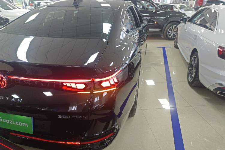 Used Volkswagen Magotan 2024 300TSI DSG Prestige Edition—A Real Eye-Catcher Exterior 3