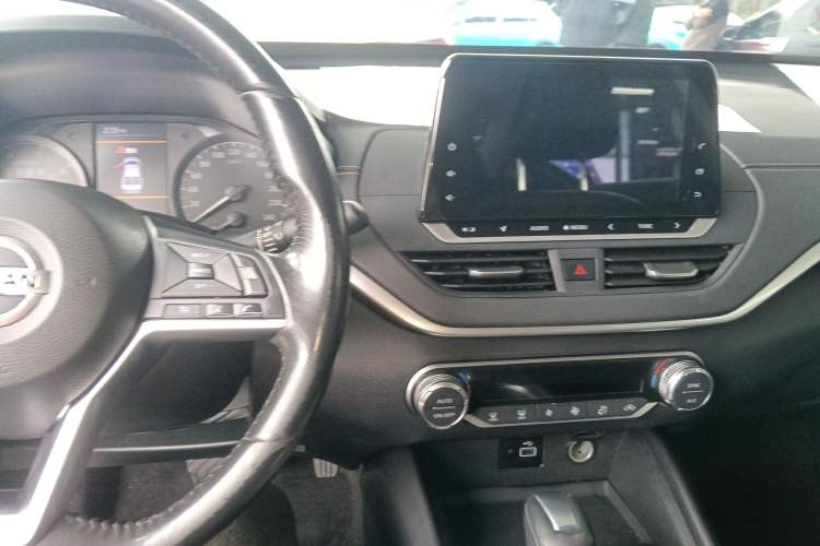 Used Nissan Teana 2020 Revised Version 2.0L XL Comfort Edition Center Console