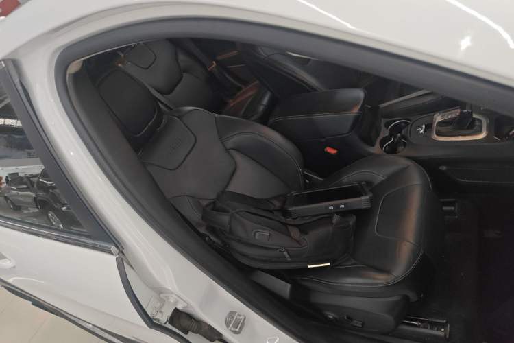 Used Jeep Cherokee 2016 2.4L Professional Edition Right Front Seat