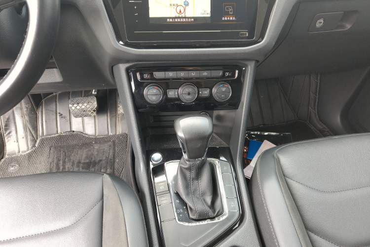 Used Volkswagen Tiguan L 2019 Updated Version 330TSI Automatic Two-Wheel Drive Panoramic Comfort Edition China VI Standard Gear Lever