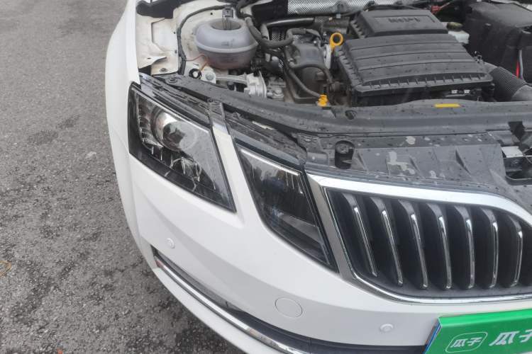 Used Skoda Octavia 2018 1.6L Automatic Luxury Edition Right Front Headlight