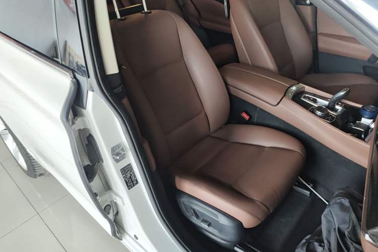 Used BMW 5 Series GT 2017 528i Leading Model
