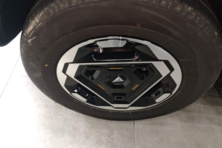 Used Deepal G318 2025 Worry-Free Cross-Country Edition Four-Wheel Drive Distant Mountains Version
