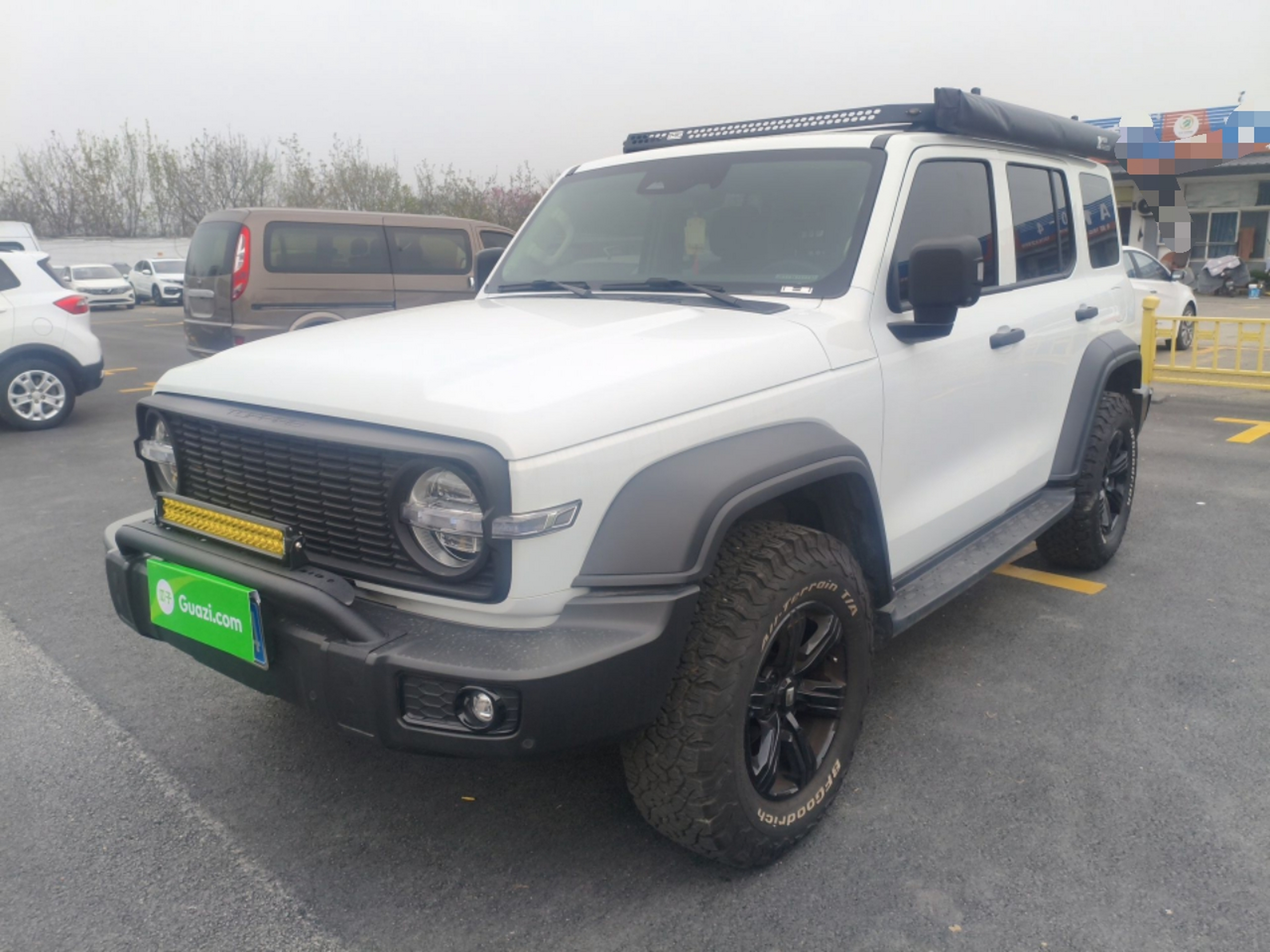 تحت مقدمة السيارة