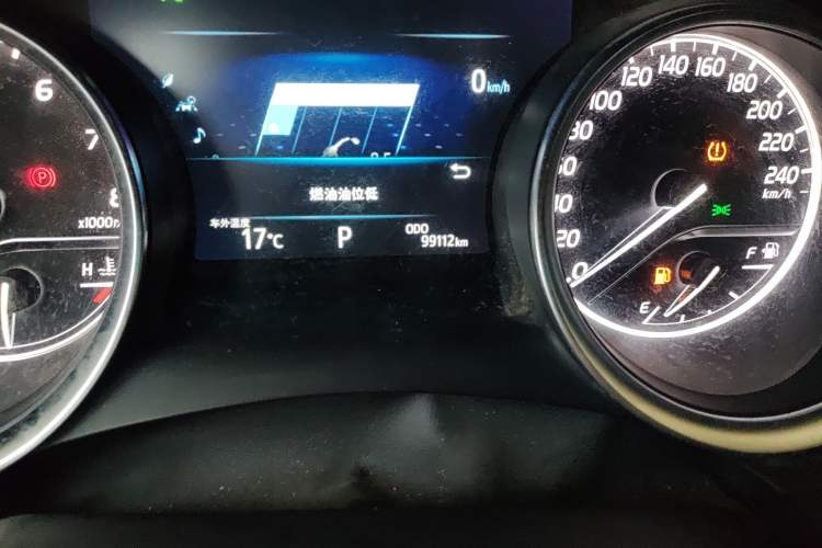 Used Toyota Camry 2018 2.0G Luxury Edition Odometer Close Up