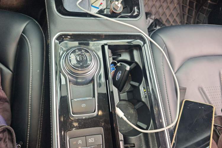 Used Ford Edge 2021 PLUS EcoBoost 245 Two-Wheel-Drive Titanium 7-Seater Gear Lever