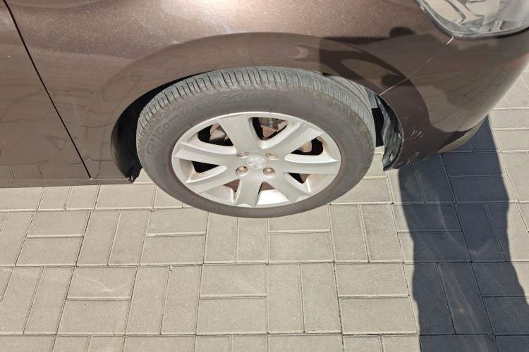 Used Peugeot 301 2014 1.6L Automatic Prestige Edition Right Front Wheel Hub