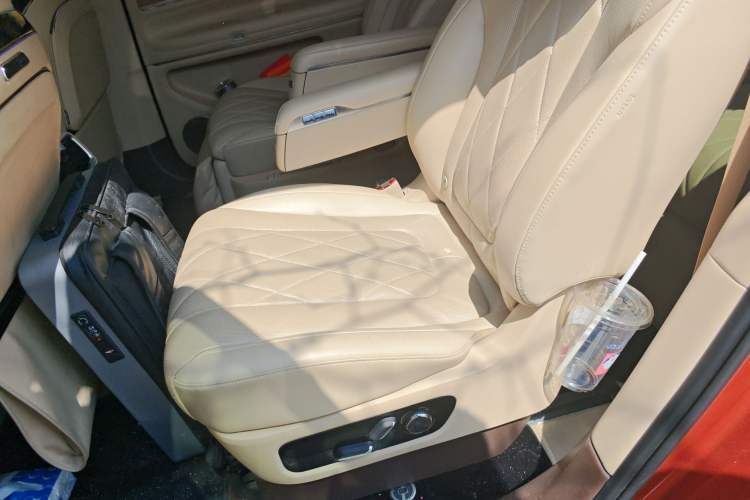 Used Hima AITO M9 2024 Range-Extended Ultra Version 42 kWh 6-Seater Model Left Rear Seat