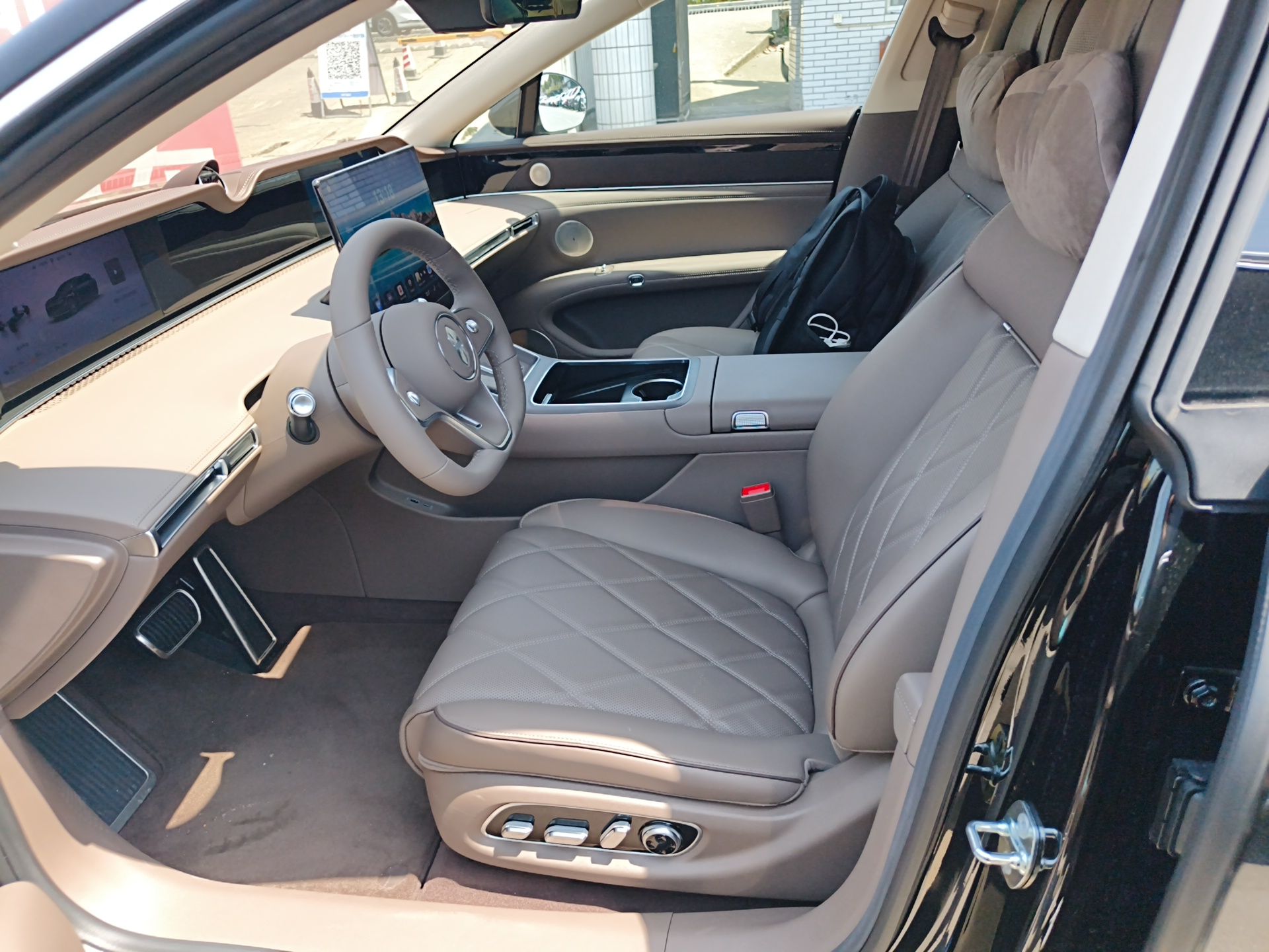 Переднее сиденье в автомобиле