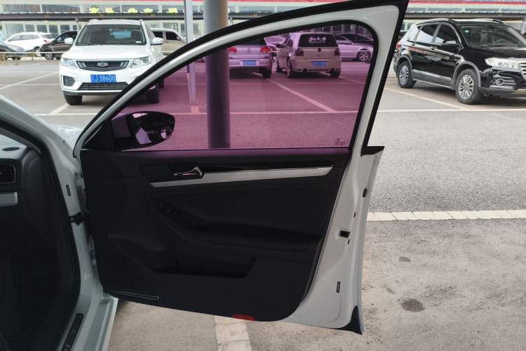 Used Volkswagen Sagitar 2017 230TSI Automatic Comfort Version
