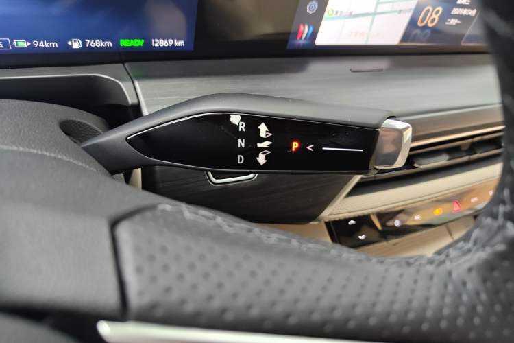 Used Buick GL8 New Energy 2025 Lu Shang Luxury Edition 7-Seater
