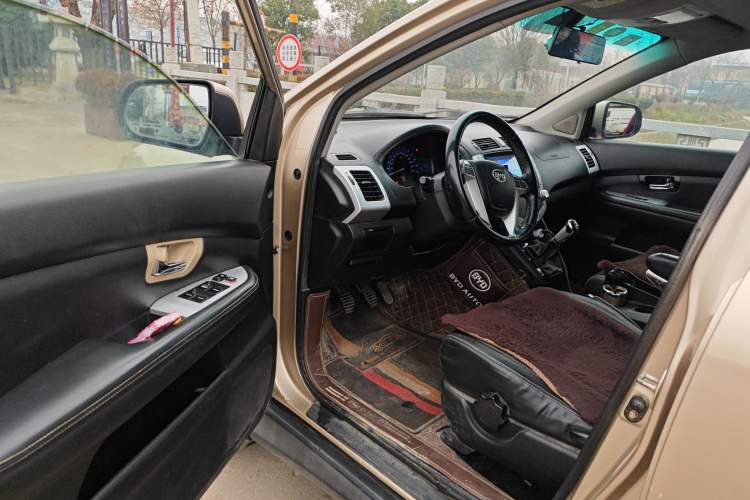 Used BYD S6 2014 2.0L Manual Luxury 5-Seater
