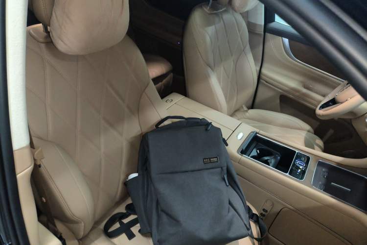 Used Hima AITO M9 2025 Extended-Range Ultra Version 52 kWh 6-Seater Right Front Seat