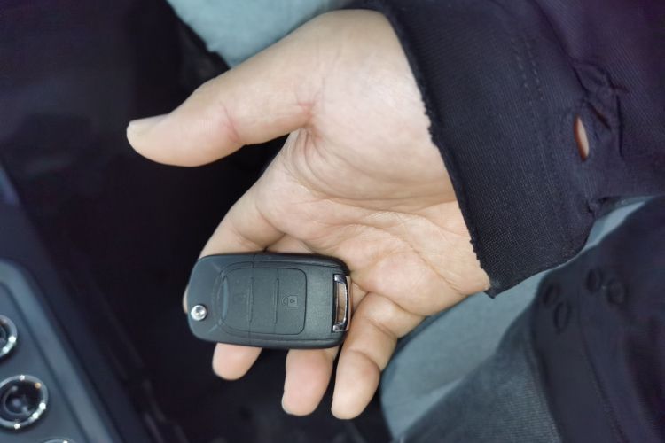 Used Wuling Yangguang 2024 300KM Comfort Version Passenger Van 75kW Vehicle Key