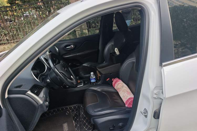 Used Jeep Cherokee 2016 2.4L Professional Smart Version
