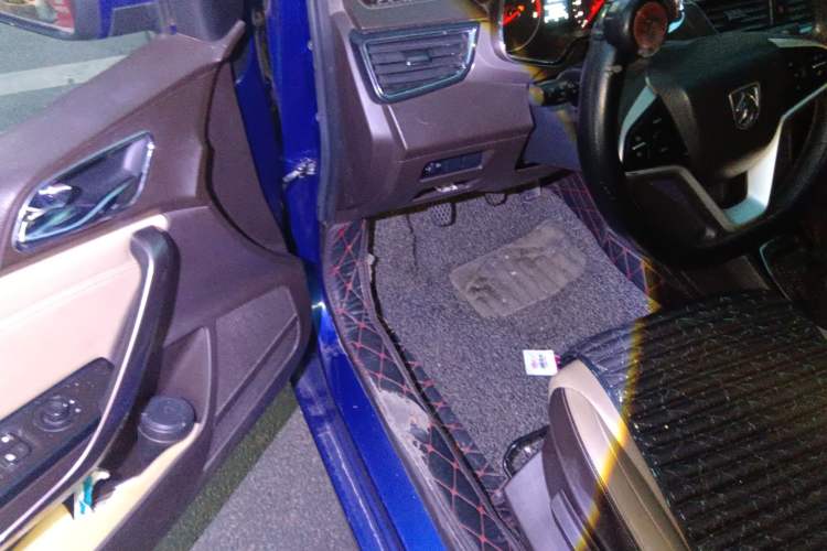 Used Baojun 310W 2017 1.5L Manual Fashion Model China V