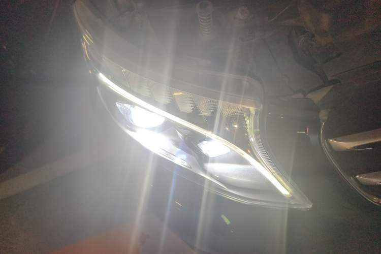 Used Mercedes-Benz V-Class 2016 V 260 L Prestige Extended Edition Right Front Headlight