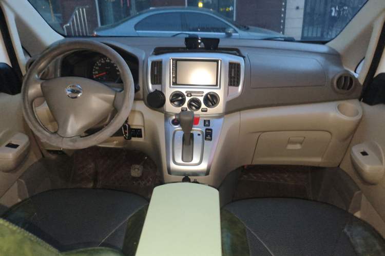 Used Nissan NV200 2018 1.6L CVT Luxury Model Center Console