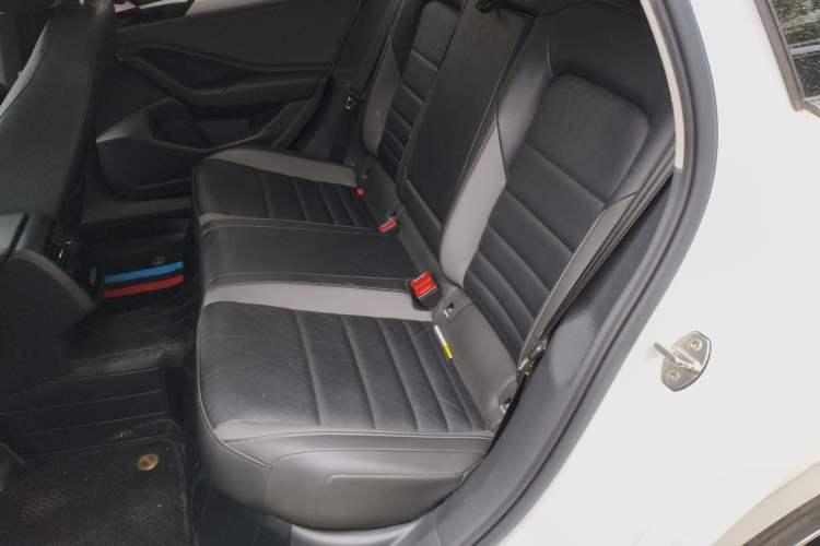 Used Volkswagen Sagitar  Left Rear Seat