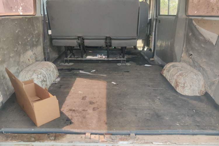 Used Iveco Daily 2020 2.5T A35 Passenger Van Single-Tire Mid-Roof Design 5-9 Seater with Sliding Side Door Meeting China VI Emission Standards
