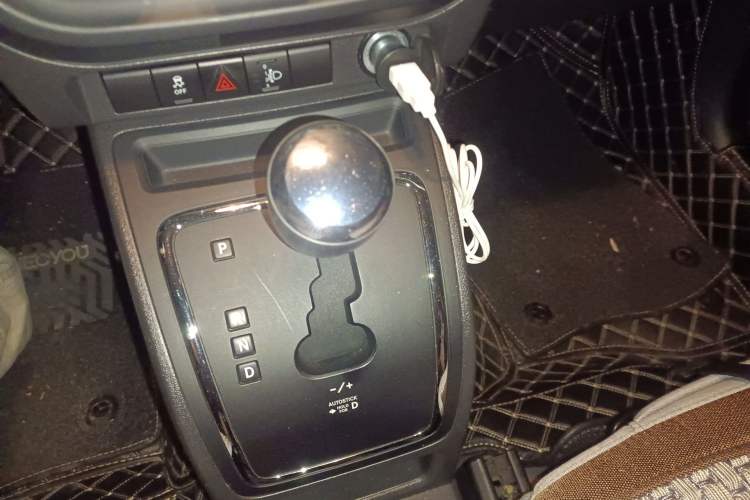 Used Jeep Compass 2011 2.4L four-wheel drive Comfort version Gear Lever