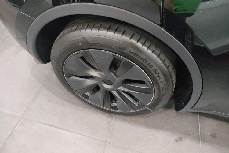 Used Tesla Model Y 2023 Long-Range All-Wheel-Drive Version