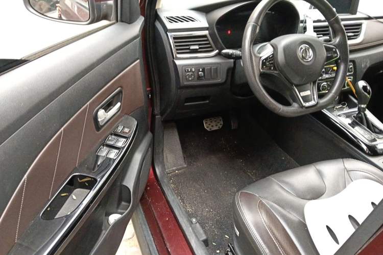 Used Dongfeng Fengon 370 2018 S370 1.5L CVT Luxury 7-Seater Driver Seat