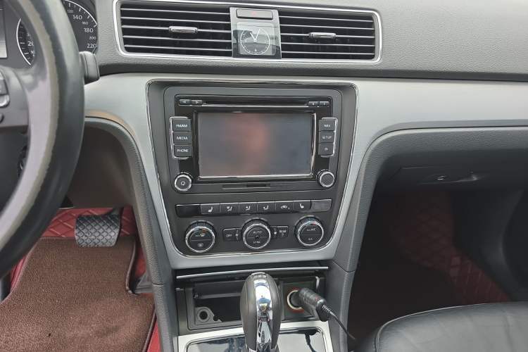 Used Volkswagen Passat 2014 1.8TSI DSG Prestige Edition Audio And AC Panel