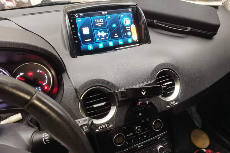 Used Renault Koleos 2014 2.5L 4x4 Comfort Edition Audio And AC Panel
