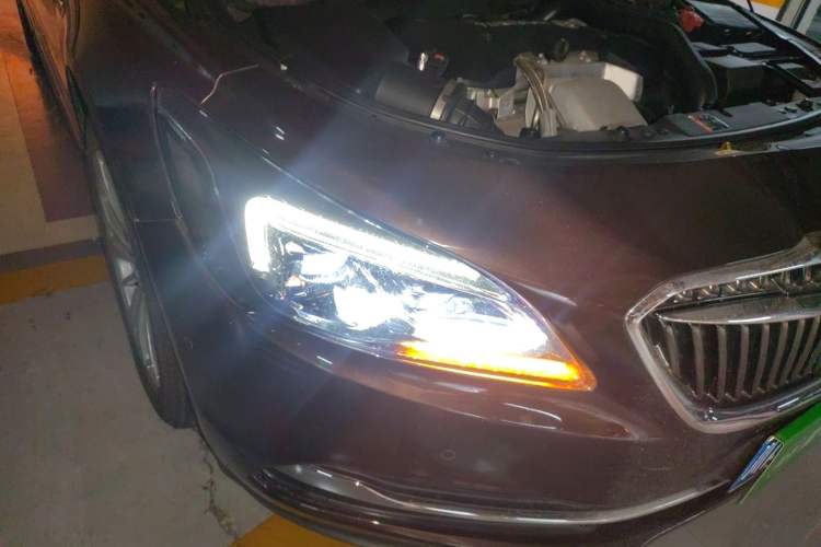 Used Buick LaCrosse 2016 28T Luxury Version Right Front Headlight