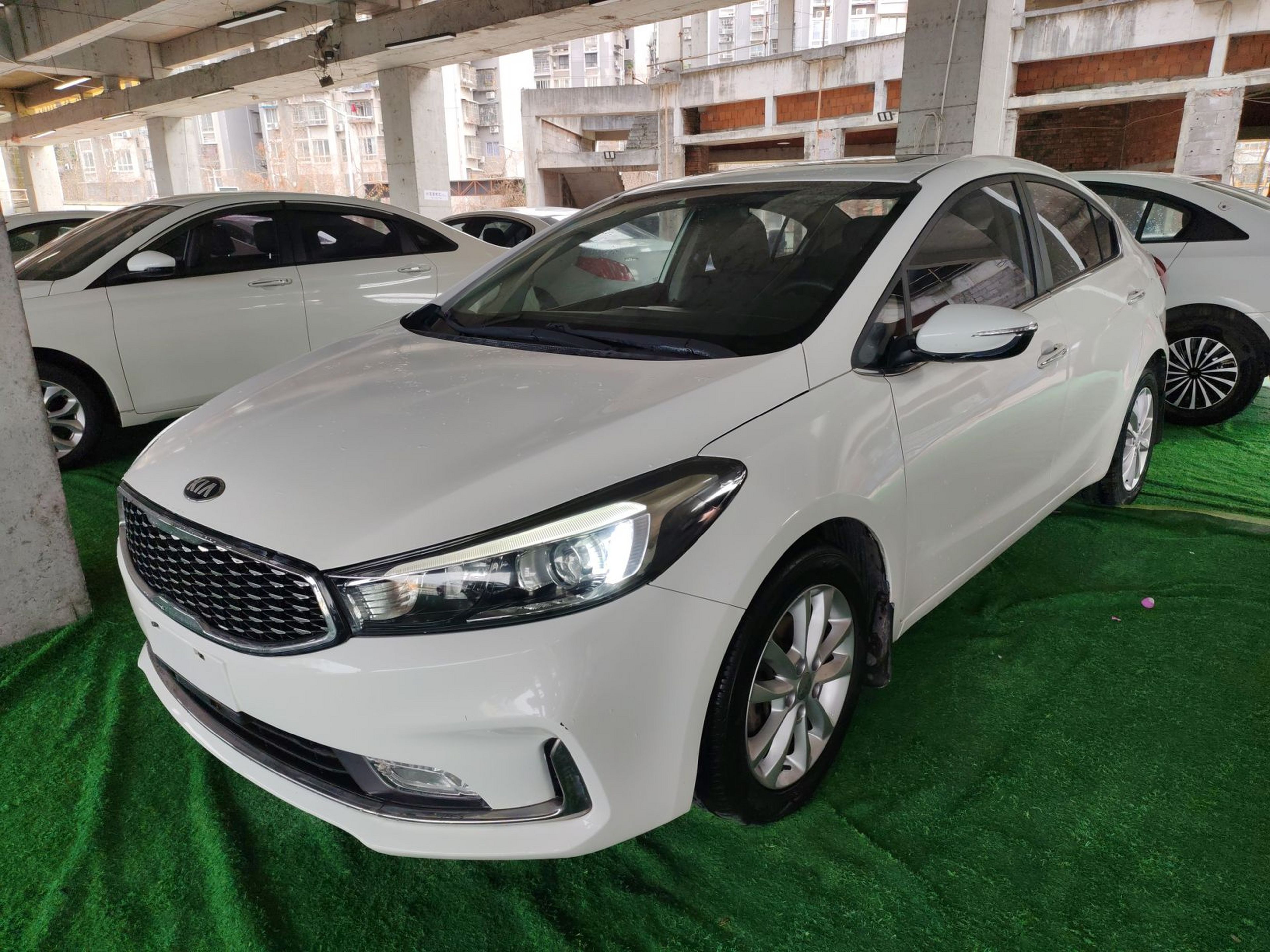 Под передней частью автомобиля