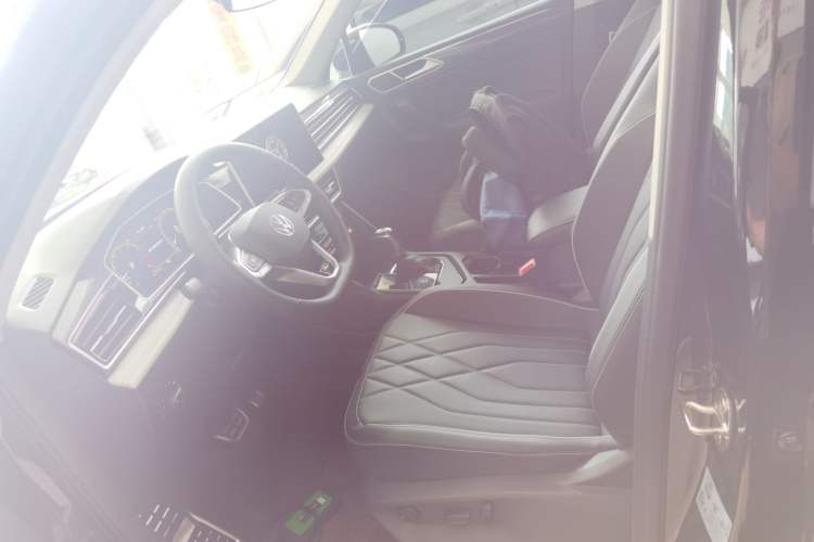 Used Volkswagen Tiguan L 2024 Outstanding Model 330TSI Automatic Two-Wheel Drive R-Line Dragon Glory Edition
