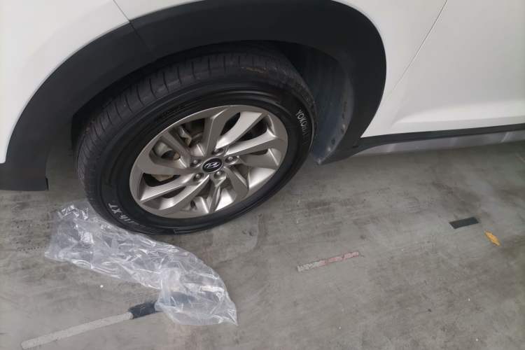 Used Hyundai Tucson 2018 1.6T Dual-Clutch Two-Wheel Drive 15th Anniversary Special Edition Left Front Wheel Hub