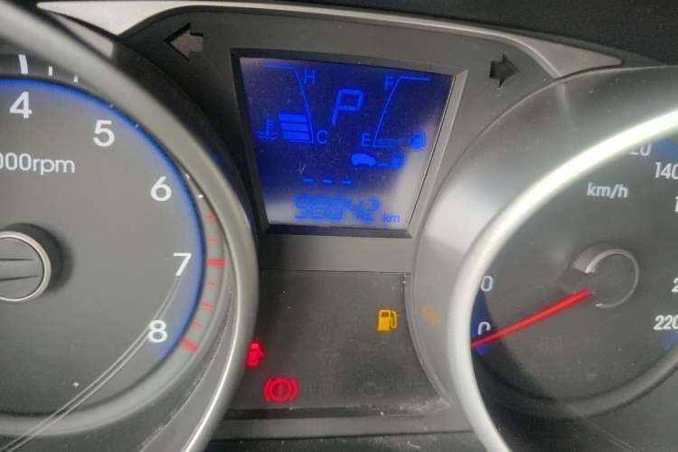 Used Hyundai ix35 2015 2.0L Automatic 2WD Smart Type China IV Odometer Close Up