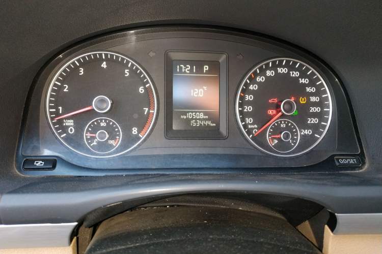 Used Volkswagen Touran 2011 1.4T DSG Zhiya Edition 5 Seats Odometer Close Up