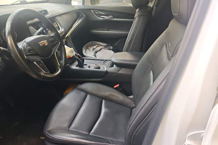 Used Cadillac XT5 2020 28T Luxury Version Left Front Seat