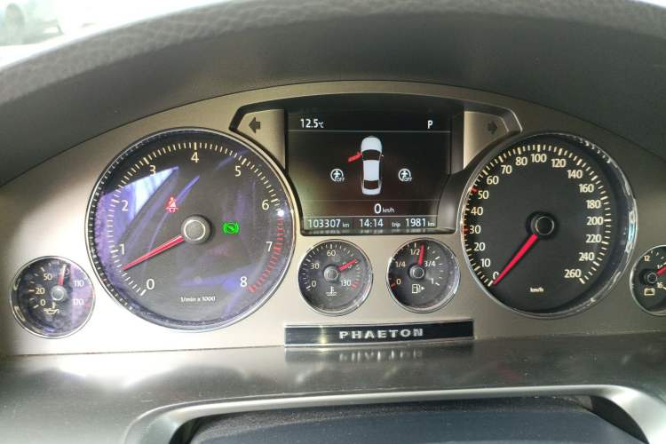 Used Volkswagen Phaeton 2012 3.6L Deluxe Custom Edition Odometer Close Up