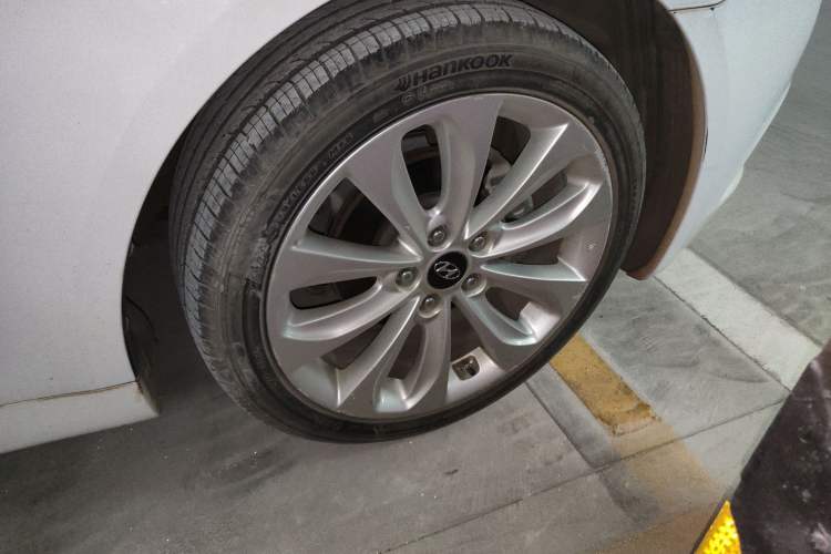 Used Hyundai Sonata 2011 2.0L Automatic Supreme Edition Right Front Wheel Hub