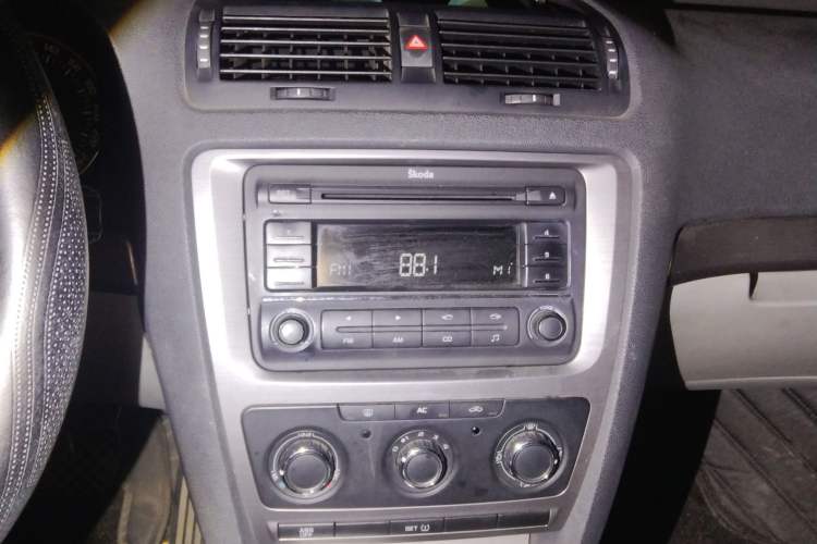 Used Skoda Octavia 2012 1.6L Automatic Yijie Edition Audio And AC Panel