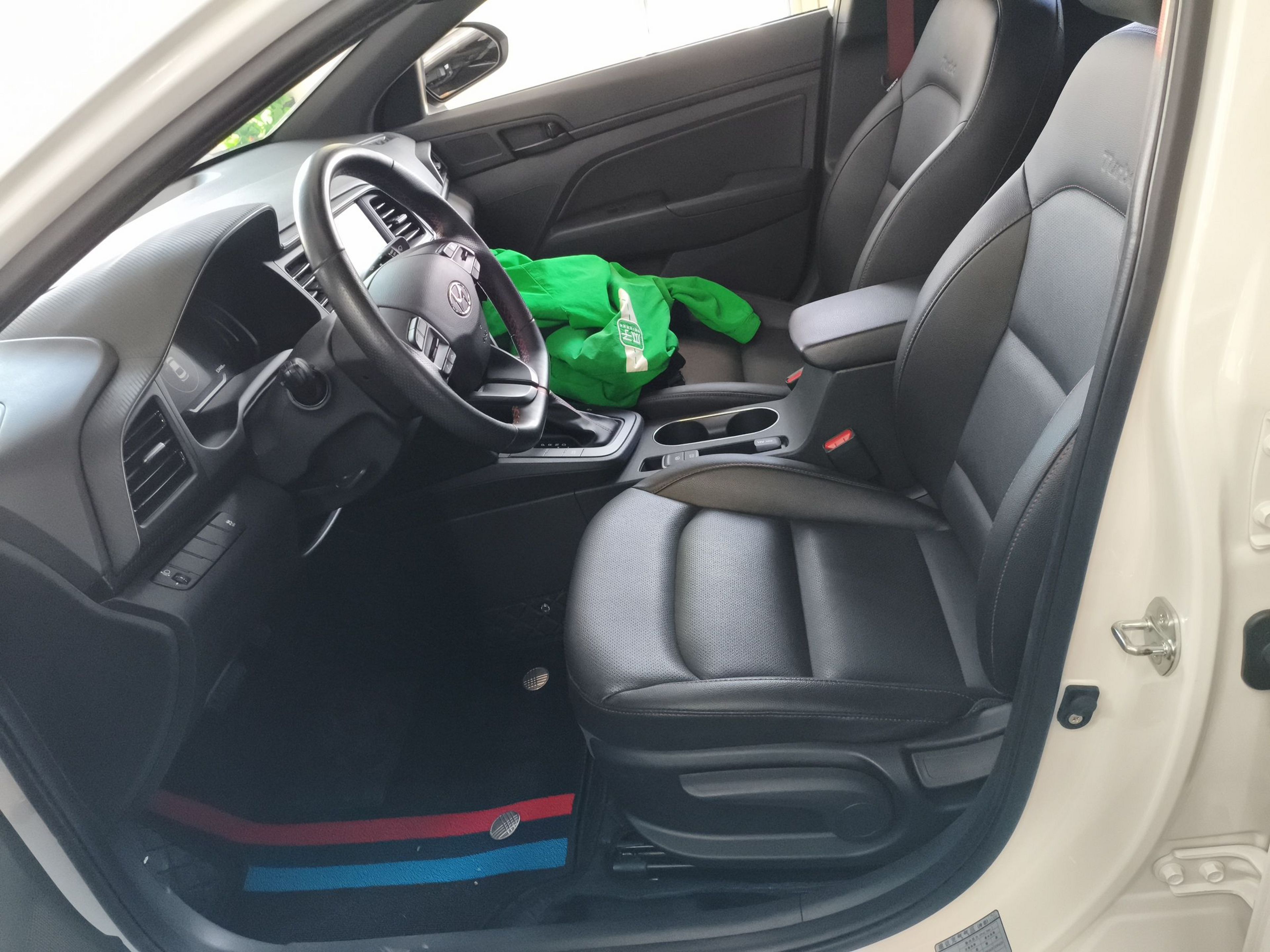 Переднее сиденье в автомобиле