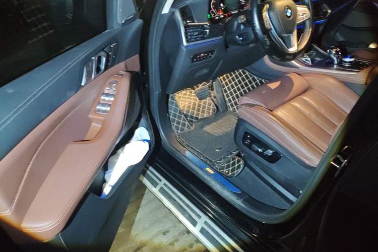 Used BMW X7 2020 xDrive40i Luxury Package with Leading Features Driver Seat