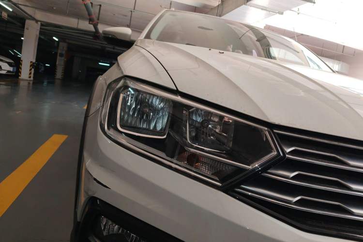 Used Volkswagen C-TREK 2017 230TSI DSG Comfort Version Right Front Headlight