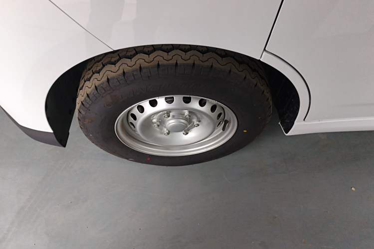 Used Wuling Yangguang 2024 300KM Comfort Version Passenger Van 75kW
