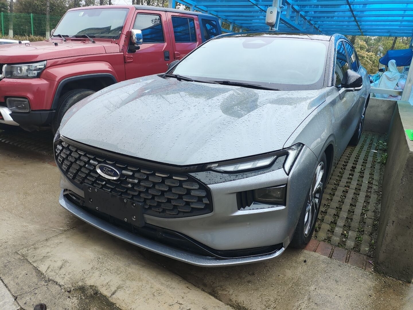 تحت مقدمة السيارة