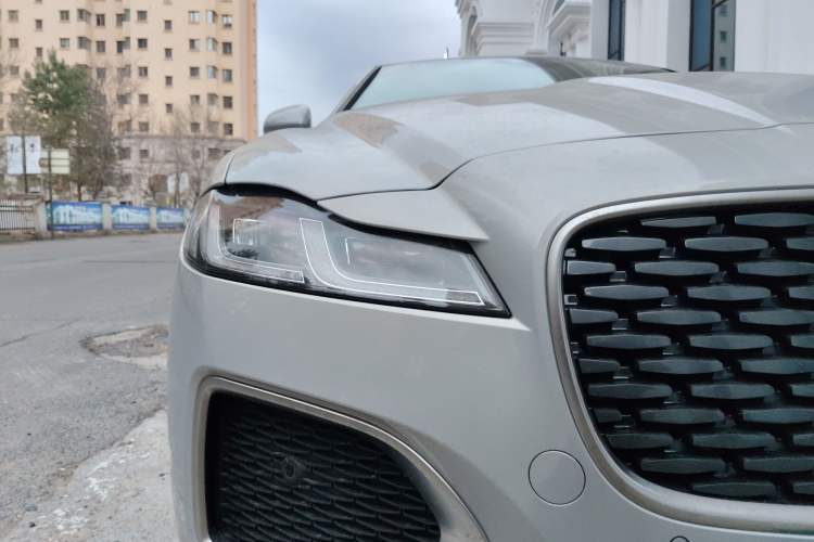 Used Jaguar XFL 2025 Model—2.0T P250, Two-Wheel Drive, Premium Luxury Edition Right Front Headlight